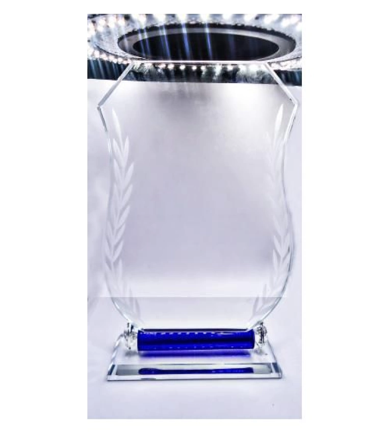 Plaque trophée en verre personnaliosable élégante sur une base carrée. Conçue pour impression uv ou pour le marquage en gravure laser.