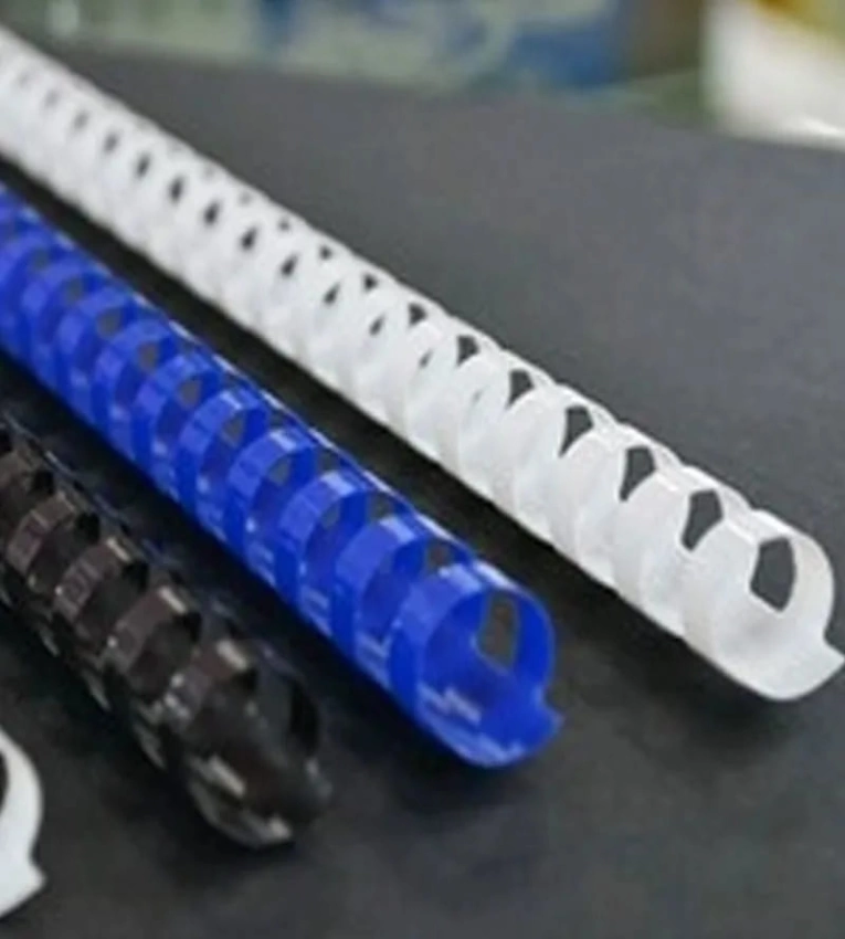 Reliure plastique manuelle A4 - 30 pièces, 21 trous. Idéale pour cahiers, contrats et documents. Parfaite pour le bureau et l'apprentissage.