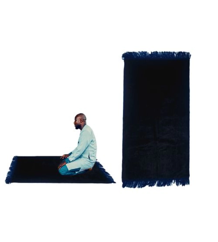 Plongez dans la prière avec notre tapis de prière de luxe, dimensions 110 x 70 cm. Confort et dévotion réunis.