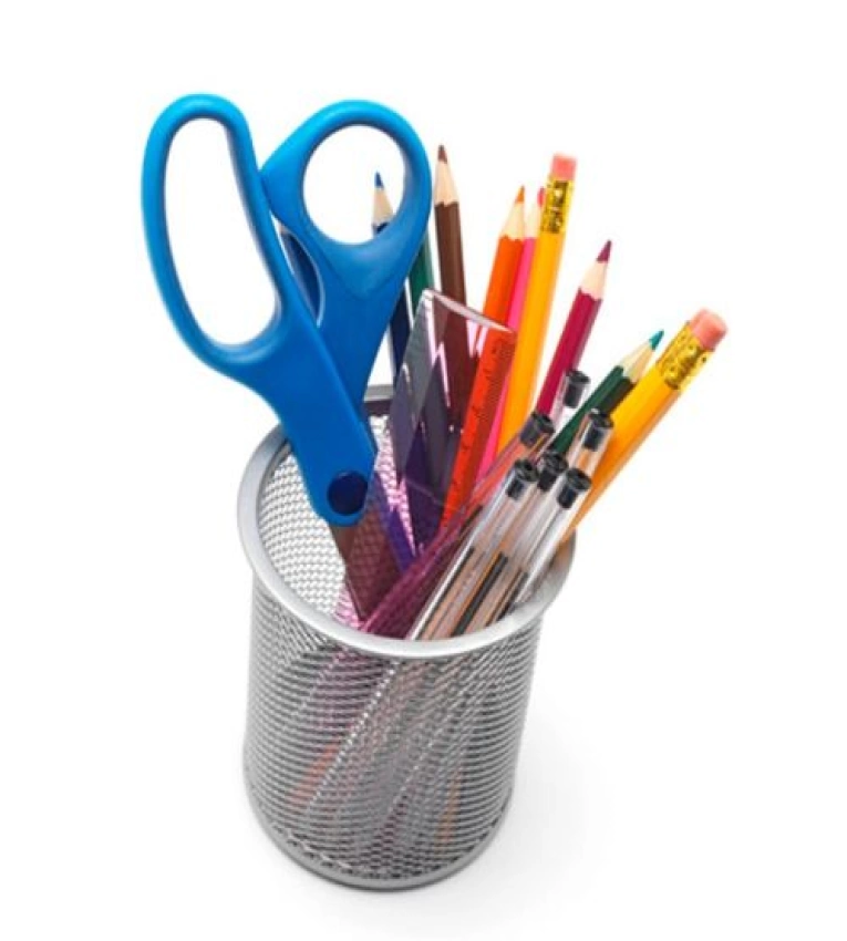 Élégante boîte de rangement stylo avec porte-stylo intégré en fer forgé gris. Organisation fonctionnelle et esthétique.