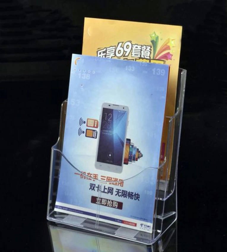 Mettez en valeur vos brochures A4 avec notre porte-brochure publicitaire en plastique acrylique.