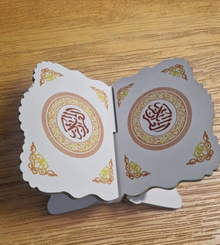 Porte de Coran en bois sculpté élégant et pratique Idéal pour une lecture paisible et un cadeau raffiné Facile à démonter et ranger