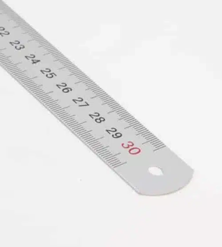 Règle en aluminium 30 cm, légère, résistante, précise, idéale pour bureau, école et bricolage.