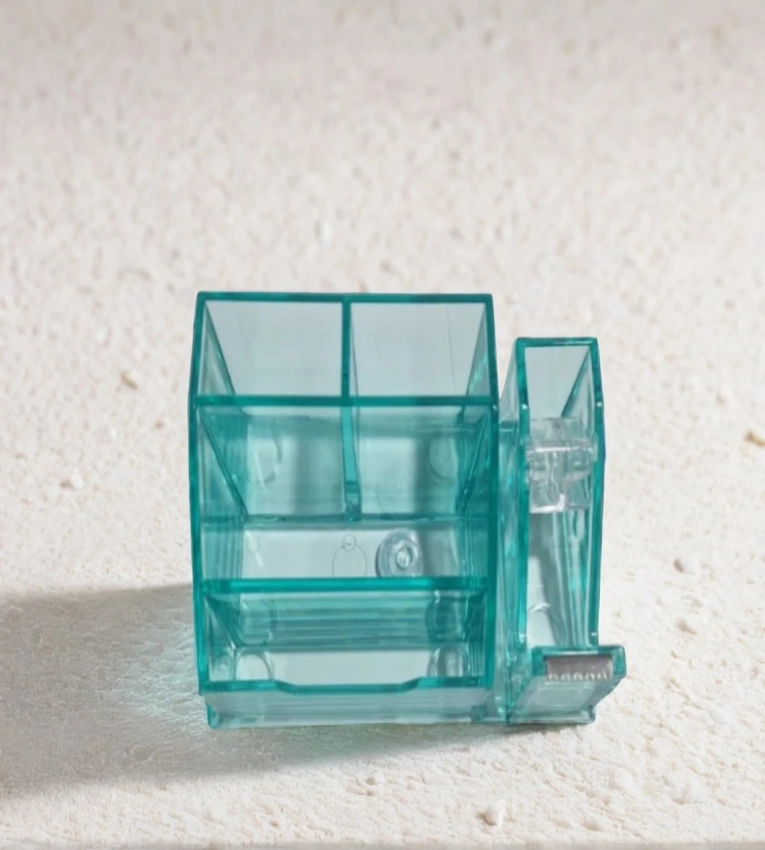 Organisateur de bureau multifonction en plastique transparent, idéal pour stylos, avec support ruban adhésif pour un espace ordonné.