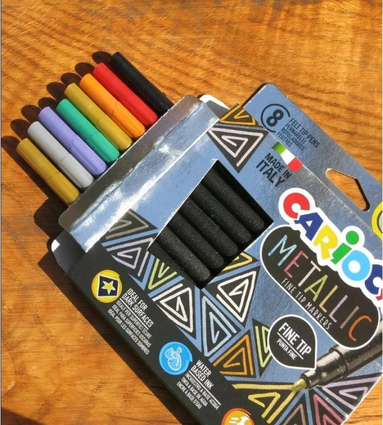 Exprimez votre créativité avec les marqueurs métalliques Carioca Fine Tip, carton et surfaces foncées.