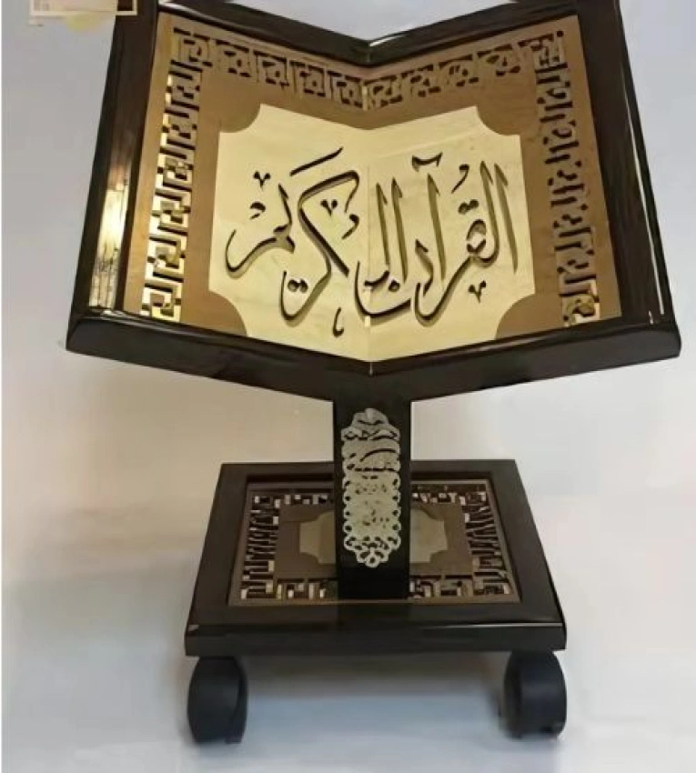 Support de Coran en bois ajustable jusqu'à 70 cm, élégant, robuste et pratique pour une lecture du Saint Coran. Idéal pour les mosquées et les maisons