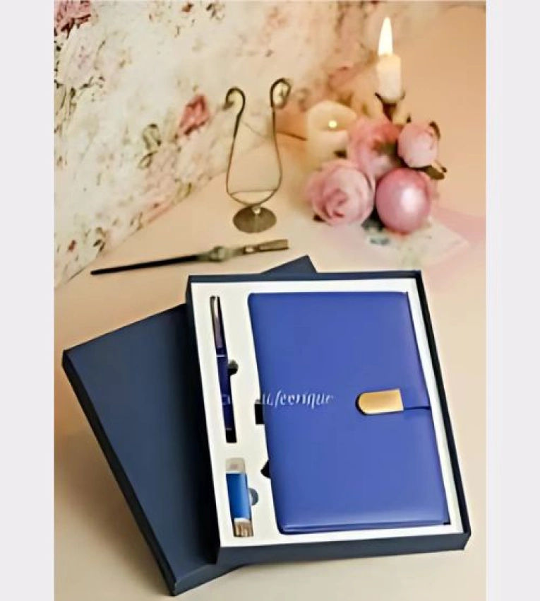 Set de cadeau personnalisable, Carnet et stylo dans une boîte en carton. Idéal pour événements d'entreprise, fêtes et occasions spéciales