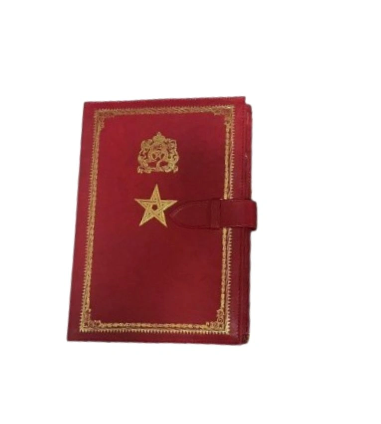 Porte-documents multi-usages 26x36 cm – Attache en cuir rouge, design élégant, compartiments organisés. Idéal pour professionnels et voyages.