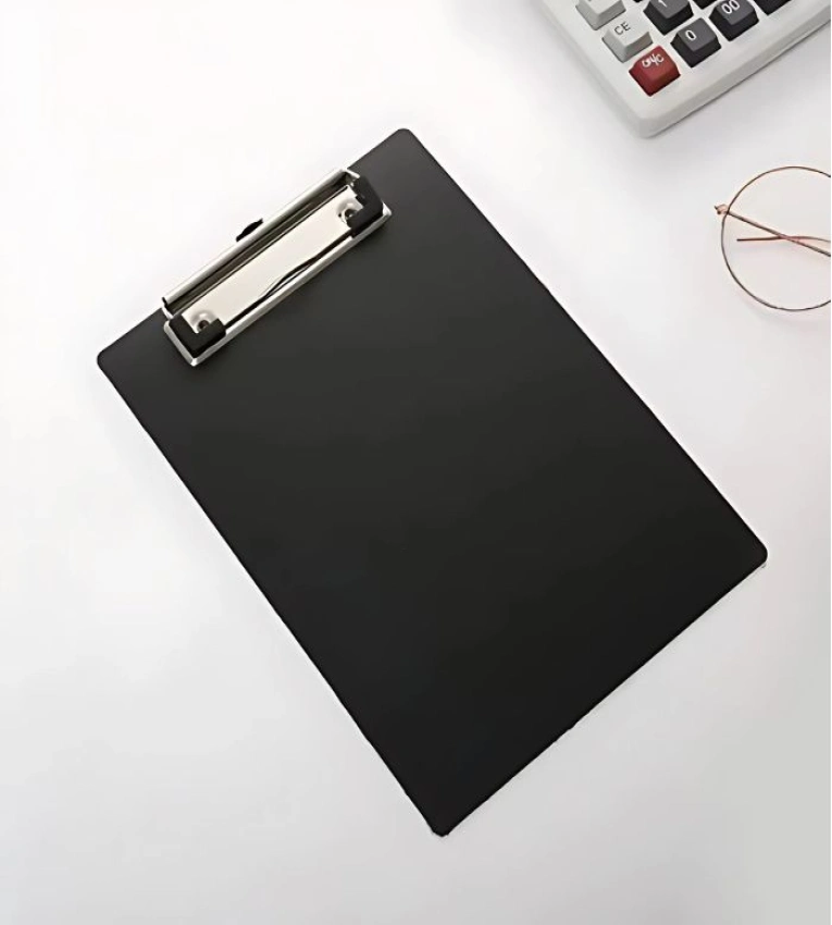 Bloc à pince A4 en plastique, robuste et pratique, idéal pour la prise de notes et l'organisation au bureau, en école ou en déplacement.