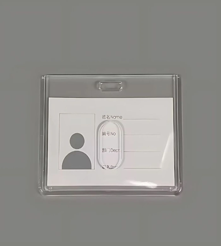 Badge d’identification transparent 85x54mm, idéal pour conférences, entreprises et événements. Robuste et réutilisable.