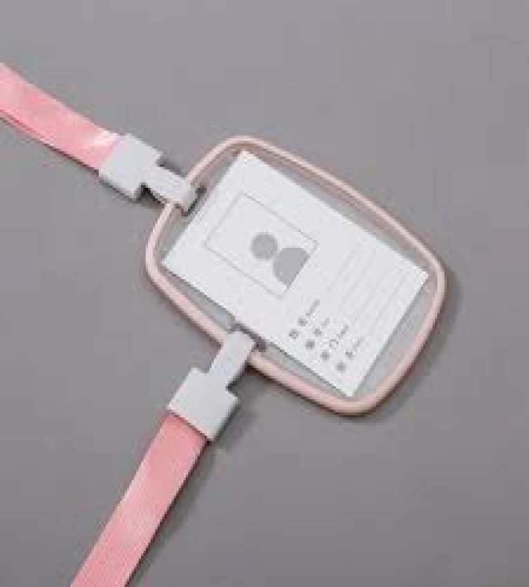 Badge d’identification transparent 85x54mm, idéal pour conférences, entreprises et événements. Robuste et réutilisable.